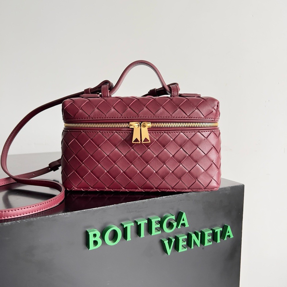 Bottega Veneta Bang Bang Vanity Case in Cherry Intrecciato Leather TDBS2071