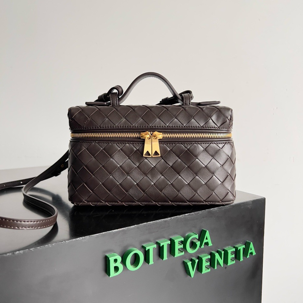 Bottega Veneta Bang Bang Vanity Case in Fondant Intrecciato Leather TDBS2072