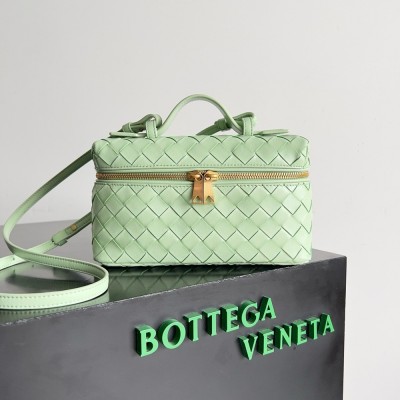 Bottega Veneta Bang Bang Vanity Case in Mint Intrecciato Leather TDBS2075