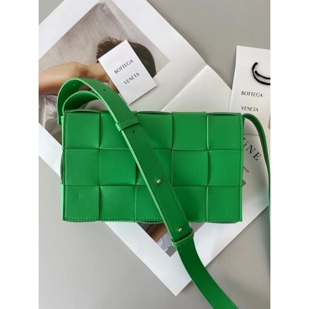 Bottega Veneta Cassett Bag In Green Intrecciato Lambskin TDBS2089