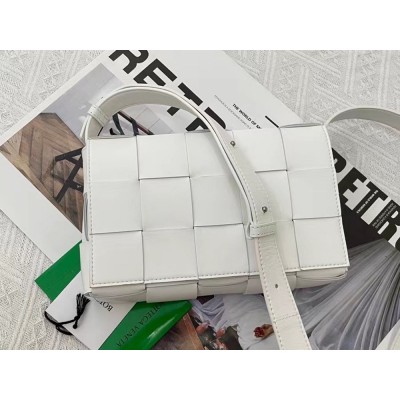 Bottega Veneta Cassett Bag In White Intrecciato Lambskin TDBS2099