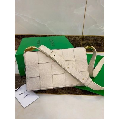 Bottega Veneta Cassette Bag In White Grained Leather TDBS2113