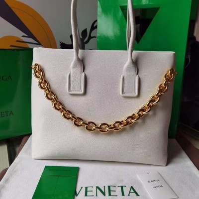 Bottega Veneta Chain Tote Bag In White Grained Leather TDBS2389