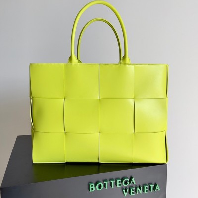 Bottega Veneta Large Arco Tote Bag In Kiwi Intrecciato Calfskin TDBS2390