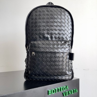 Bottega Veneta Medium Backpack In Black Intrecciato Calfskin TDBS2040