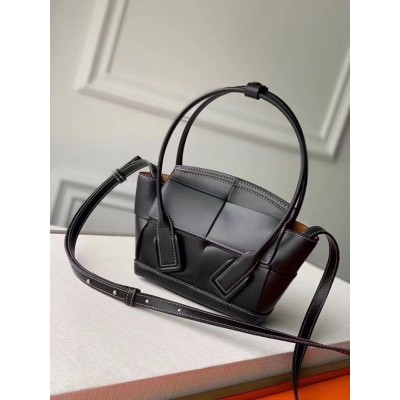 Bottega Veneta Mini Arco Bag In Black Intrecciato Calfskin TDBS2034