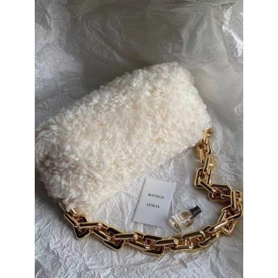 Bottega Veneta The Chain Pouch In White Shearling TDBS2349