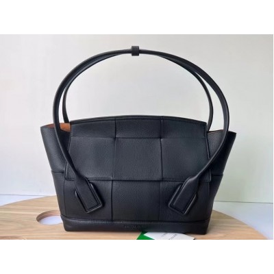 Bottega Veneta Arco Medium Bag In Black Grained Leather