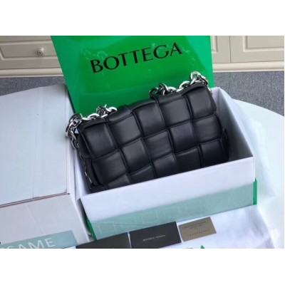 Bottega Veneta Chain Cassette Bag In Noir Calfskin