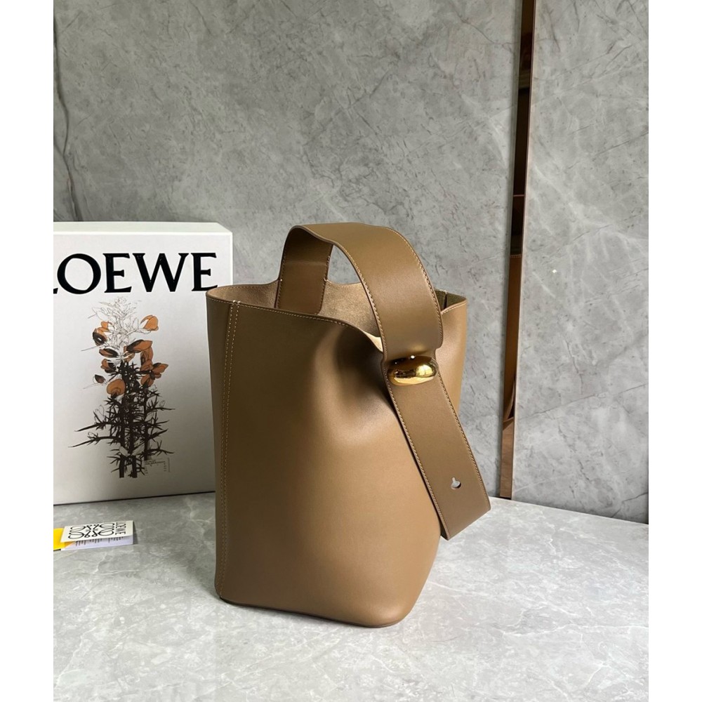 Loewe Medium Pebble Bucket Bag in Oak Calfskin TDBS27815